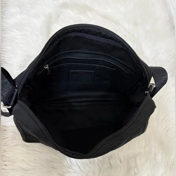 TUMI Leather Shoulder Bag Men’s Business Casual Black Luxury - Picture 6 of 9